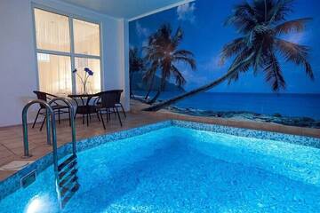 Люкс с собственным бассейном в Гостинице Вершина